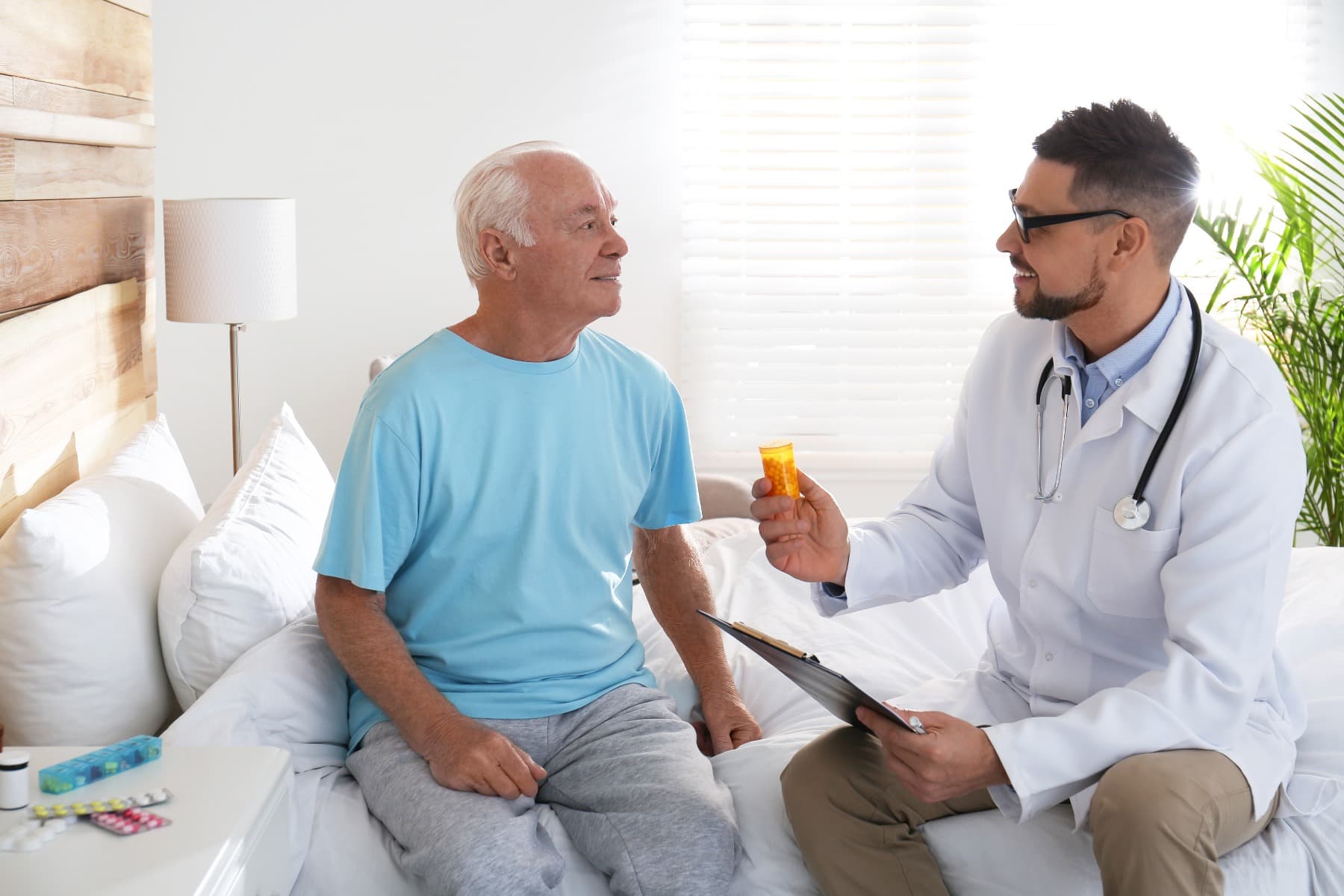 Levitra® ist ein Medikament aus der Gruppe der PDE-5-Hemmer, welches den Wirkstoff Vardenafil enthält. Levitra® ist eine mögliche Behandlungsoption für Erektionsstörungen. Heute stellen wir Ihnen das Medikament vor und schauen uns für Sie selektierte Anwendererfahrungen mit Levitra® an.