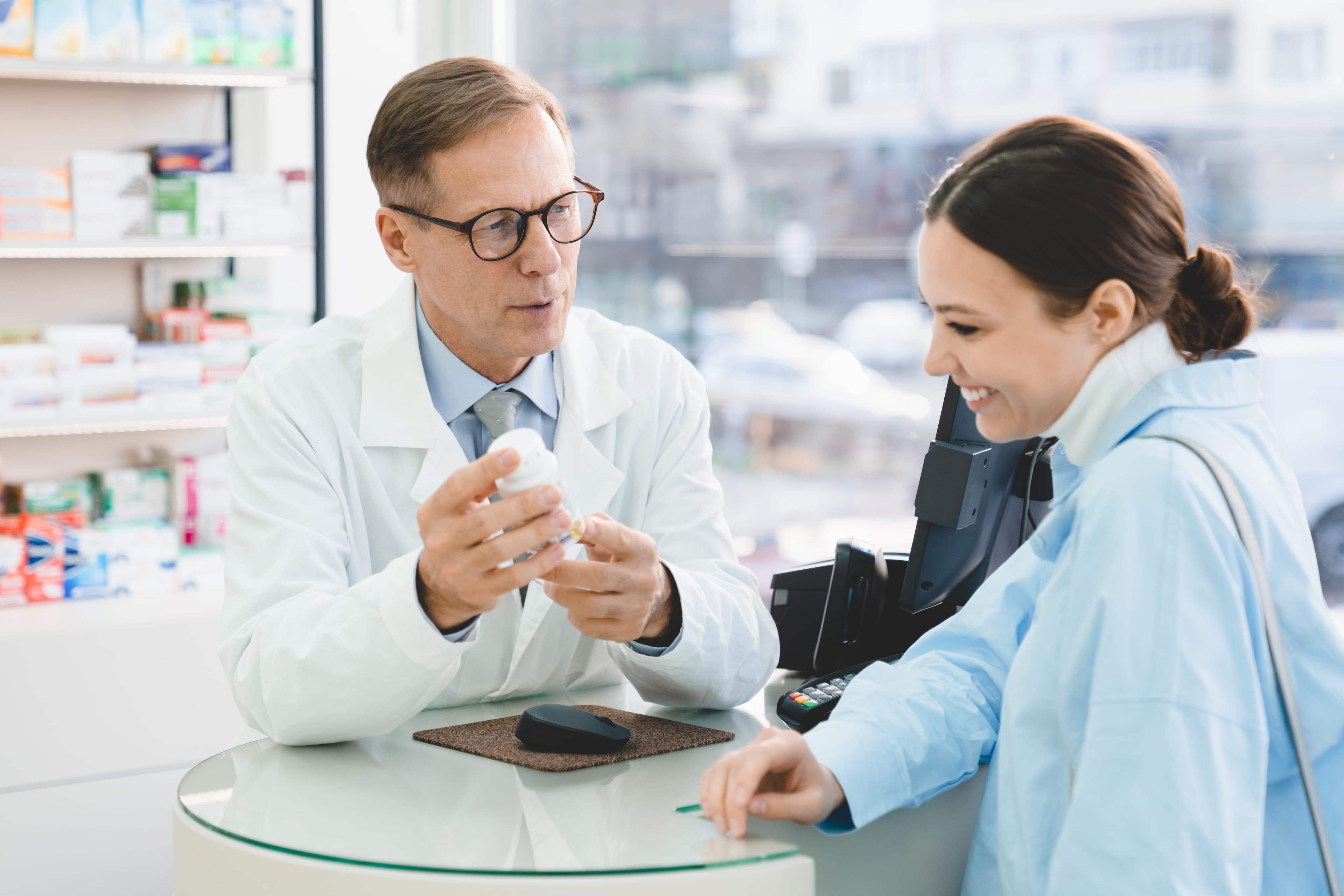 Ein Arzt berät einen Patienten in einer Apotheke