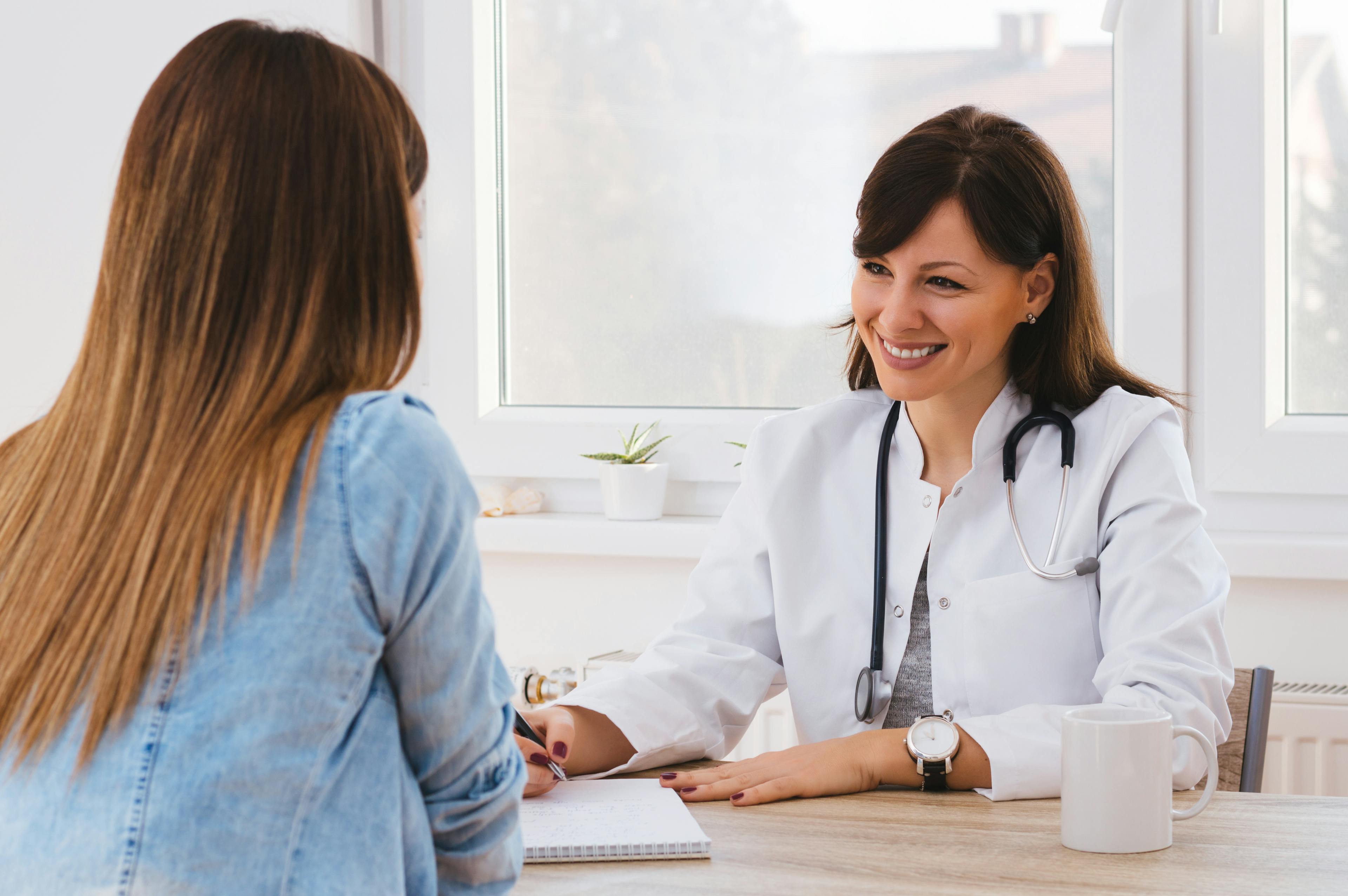 Ein Arzt berät einen Patienten über HPV