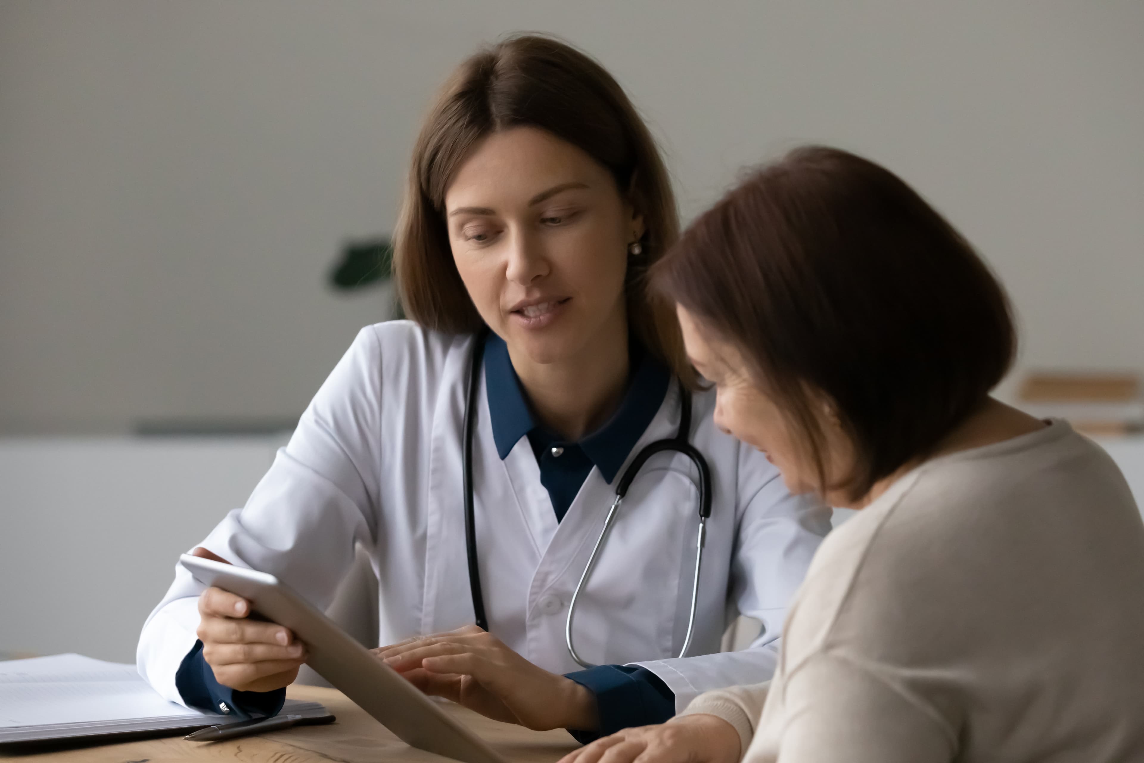 Ein Arzt berät einen Patienten über seine Gesundheit.