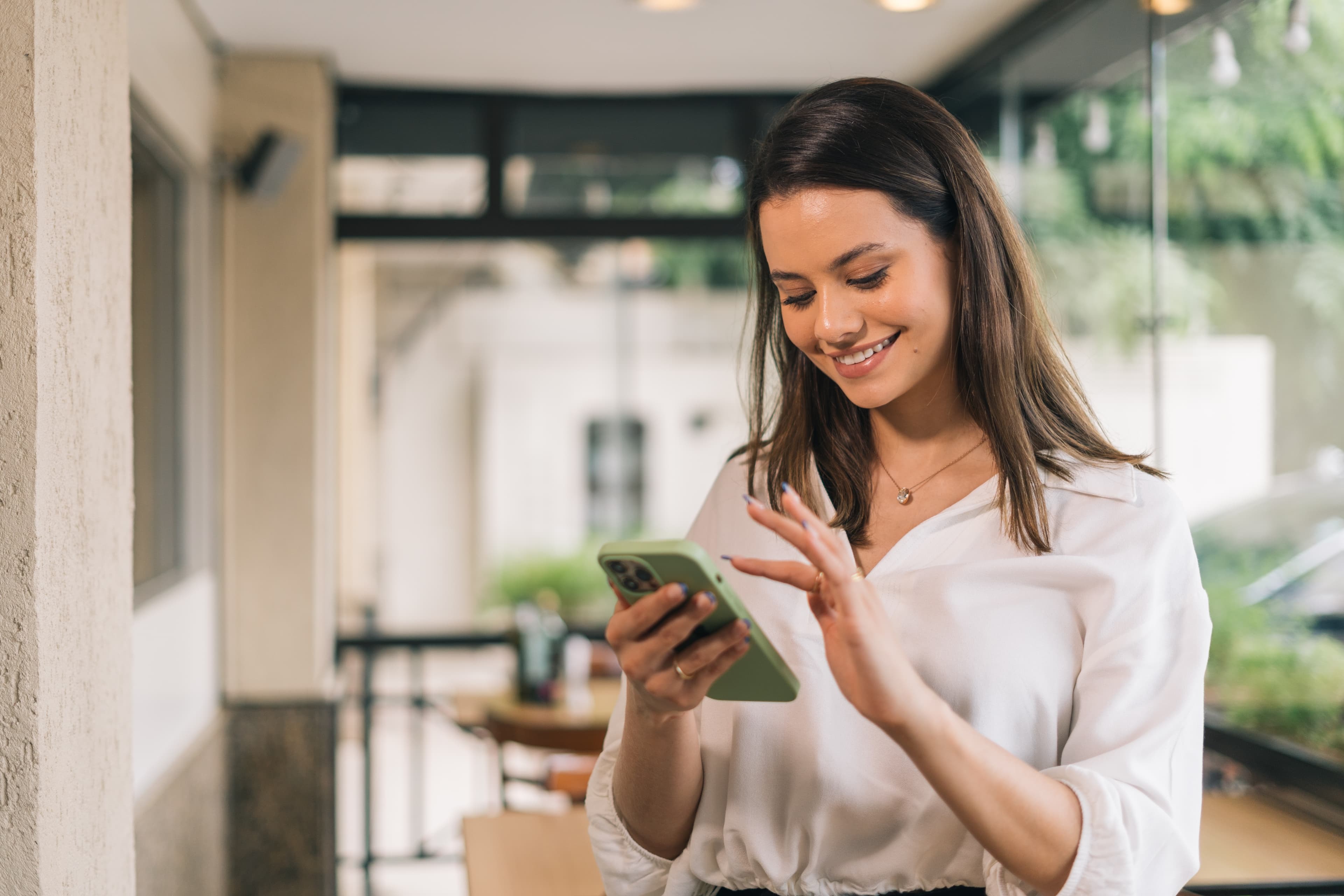 Eine Frau benutzt ihr Mobiltelefon