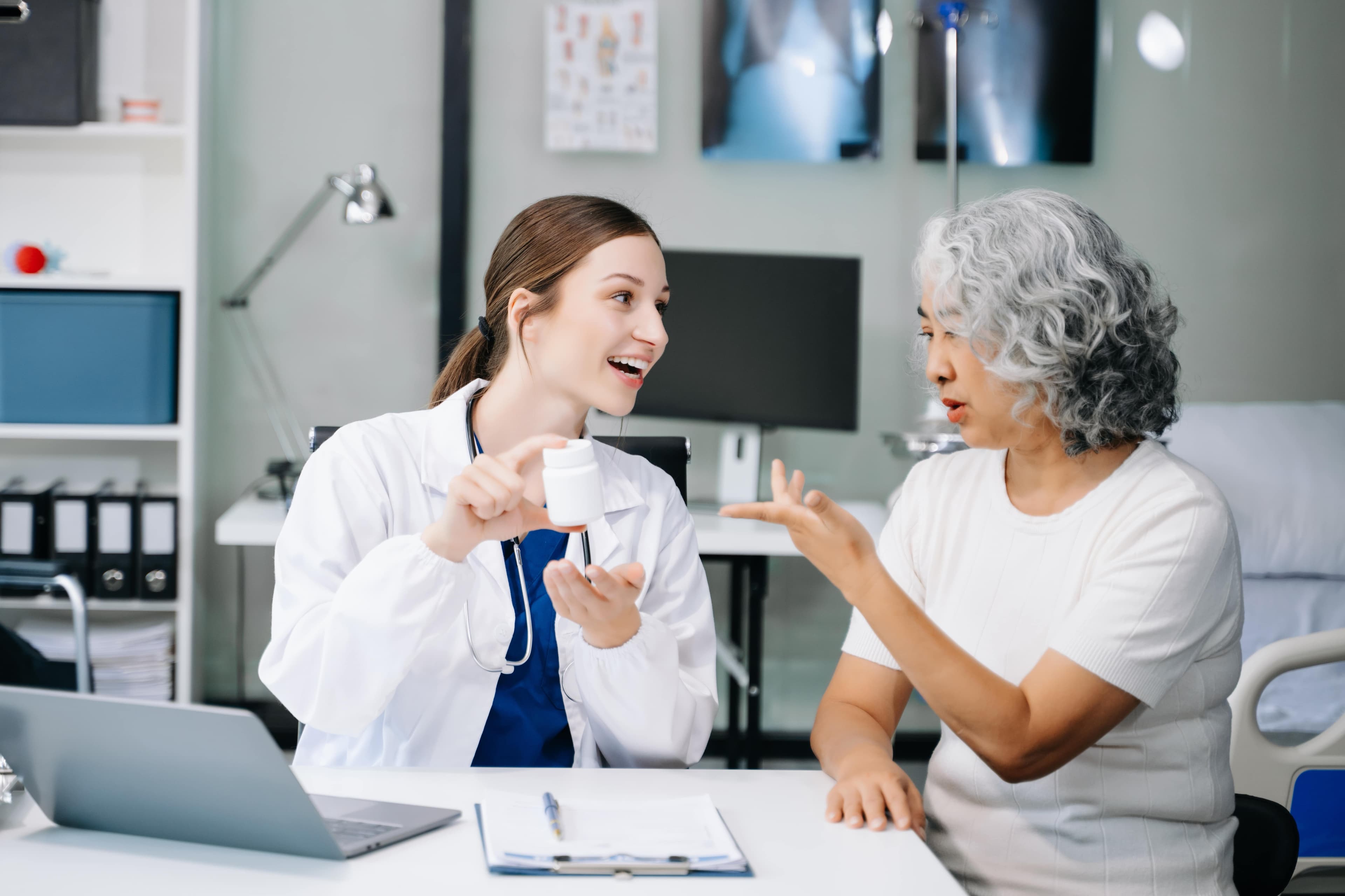 Ein Arzt berät einen Patienten über eine geeignete Behandlung zur Gewichtsabnahme.