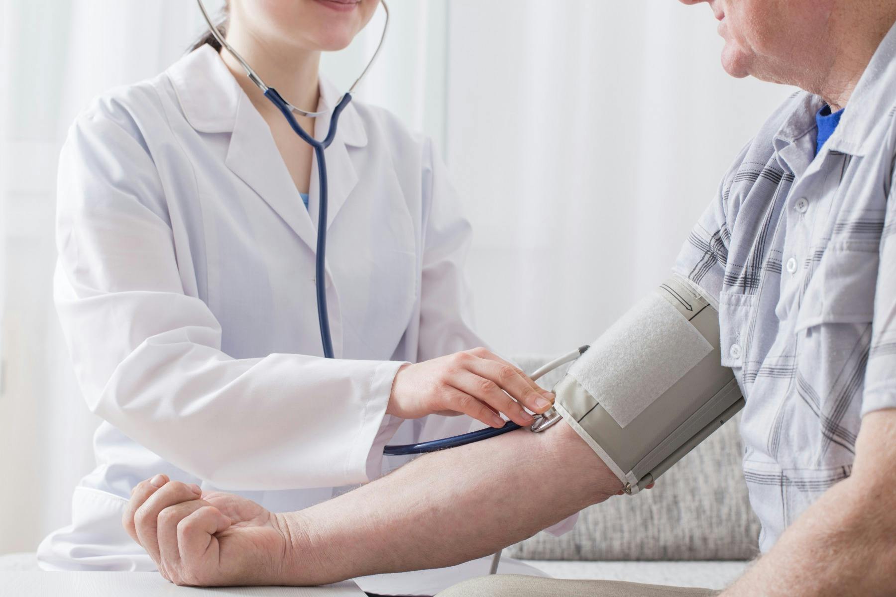Ein Arzt überprüft den Blutdruck eines Patienten