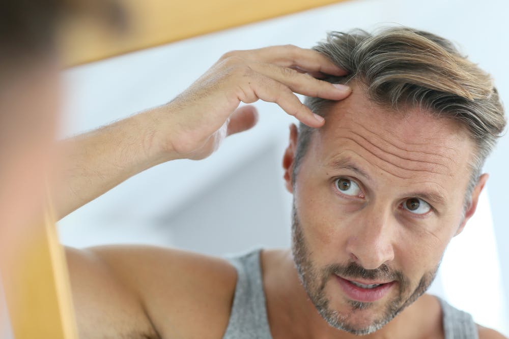 Propecia® ist ein Medikament gegen Haarausfall. Der Wirkstoff Finasterid bekämpft die erblich bedingten Ursachen von Haarausfall. Propecia® bietet Ihnen eine Möglichkeit, das häufig auftretende Problem des Haarausfalls anzugehen. Es handelt sich um ein bewährtes und geprüftes Medikament. 