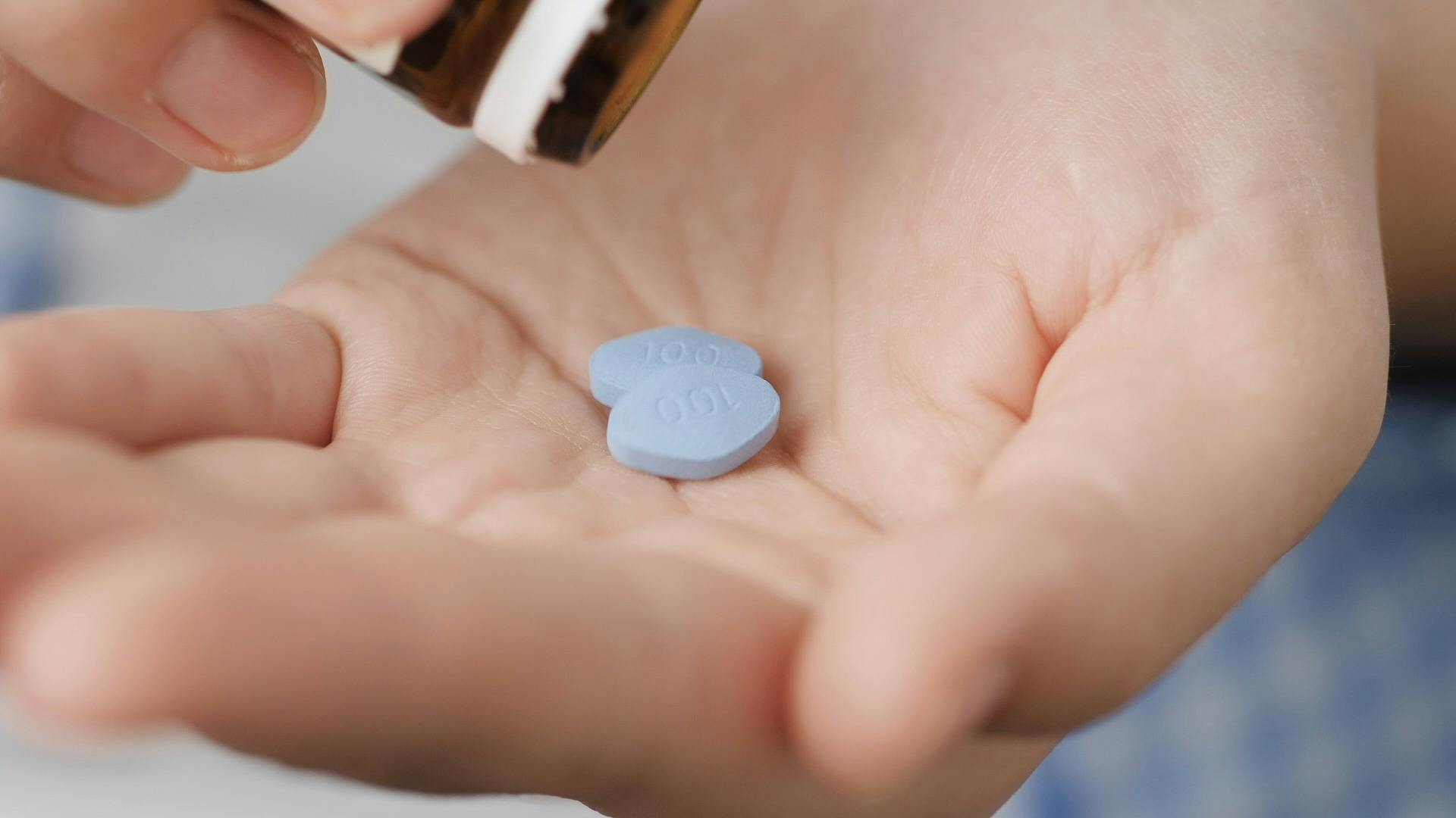 Blaue Viagra-Pillen werden in den Handflächen gehalten