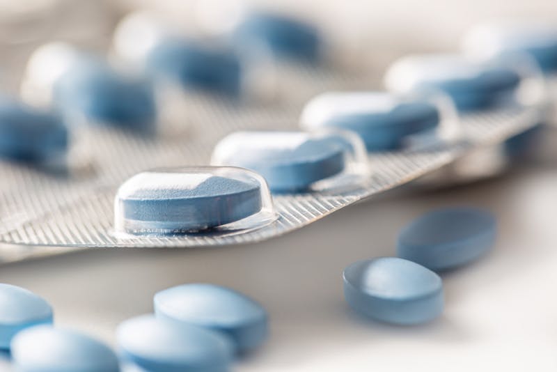 Viagra-Tabletten (blaue Pille) in ihrer Verpackung